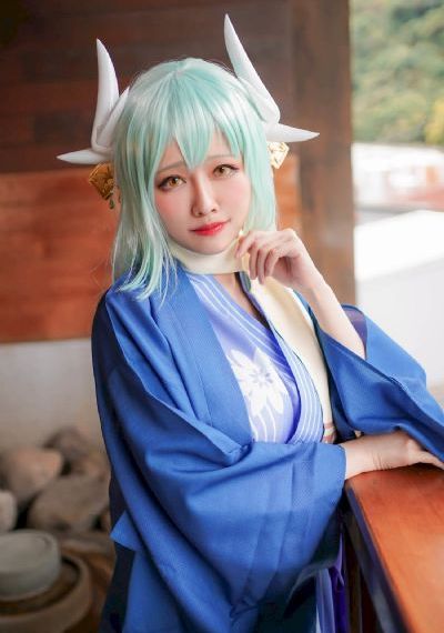 含着她两个硕大的乳峰视频