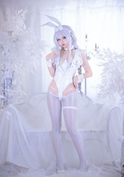 戴着面具跳舞